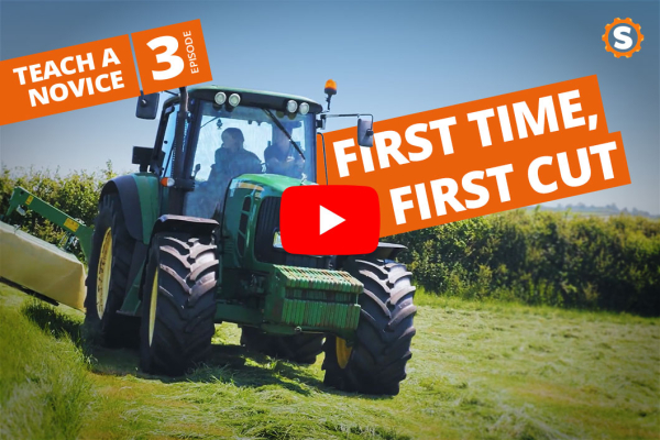 Un nouveau venu apprend à tondre avec un tracteur John Deere 6155 M